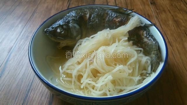 把鱼和萝卜丝码入汤碗，然后码上羊肉，盛入滚汤。