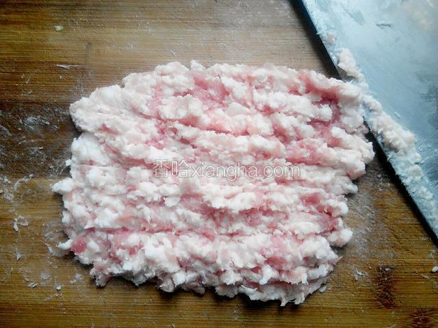 将肉切碎剁成肉糜！