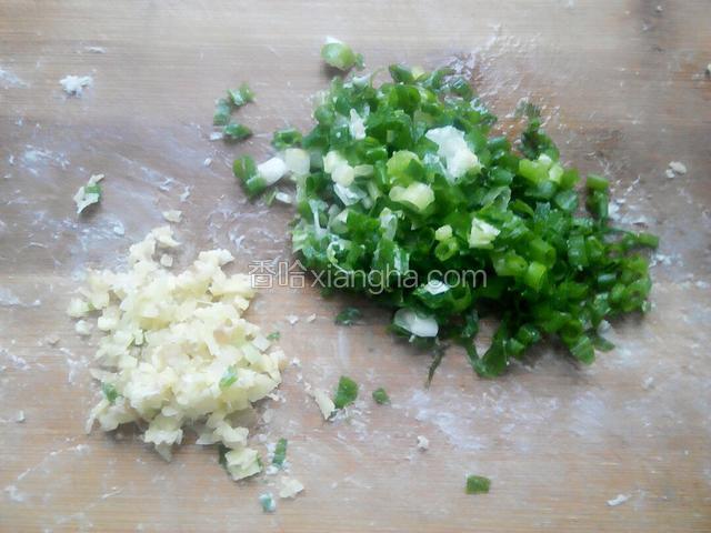 将葱和姜切碎！
