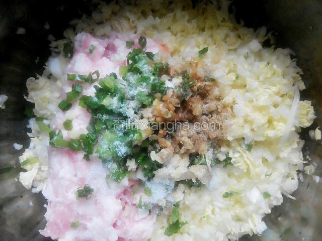将大白菜，肉糜，葱姜放一起，加入适量生抽，胡椒粉，鸡精一起搅拌！