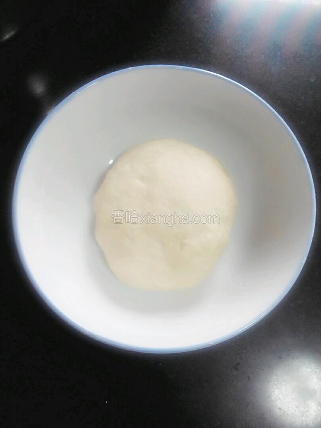 将粘米粉加入开水搅拌揉成面团！