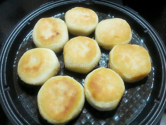 倒入适量食用油在平底锅中！油热，饼入锅小火煎，煎制十分钟左右！