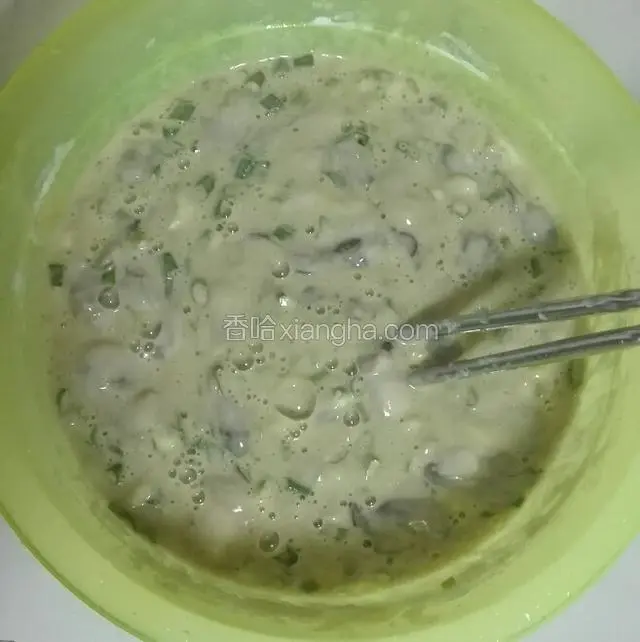最后下糯米粉下调味料用筷子拌均匀。