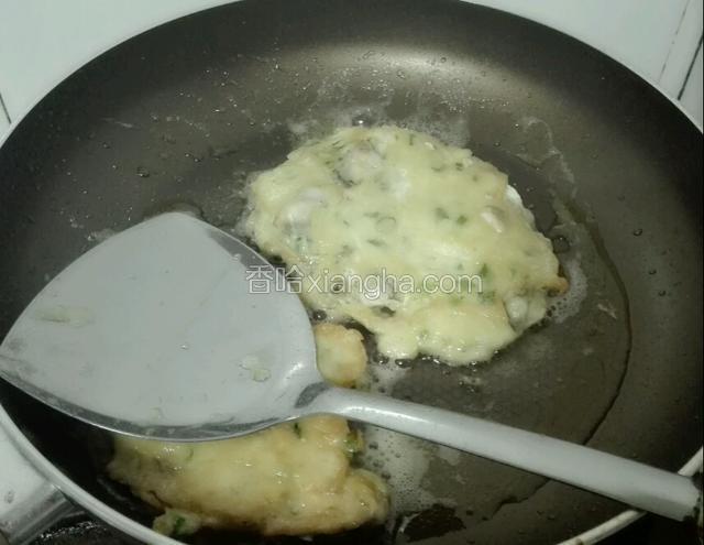 中火可以煎久一点也不会糊，这样才能把牡蛎煎熟煎透，面浆依次倒入煎熟即可。