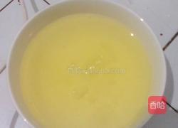 电饭煲做蛋糕中蛋清如何打发成白色泡沫状的方法的做法图解1