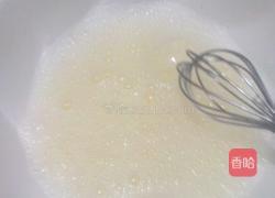 电饭煲做蛋糕中蛋清如何打发成白色泡沫状的方法的做法图解4