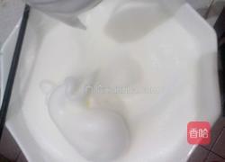电饭煲做蛋糕中蛋清如何打发成白色泡沫状的方法的做法图解7
