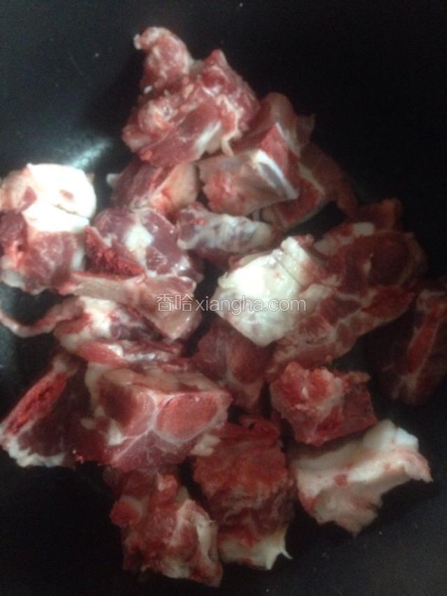 排骨洗净。卖肉师傅会帮你切好的。