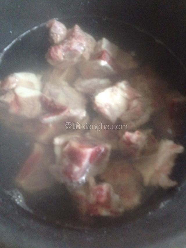 开水烫下，泡三分钟。