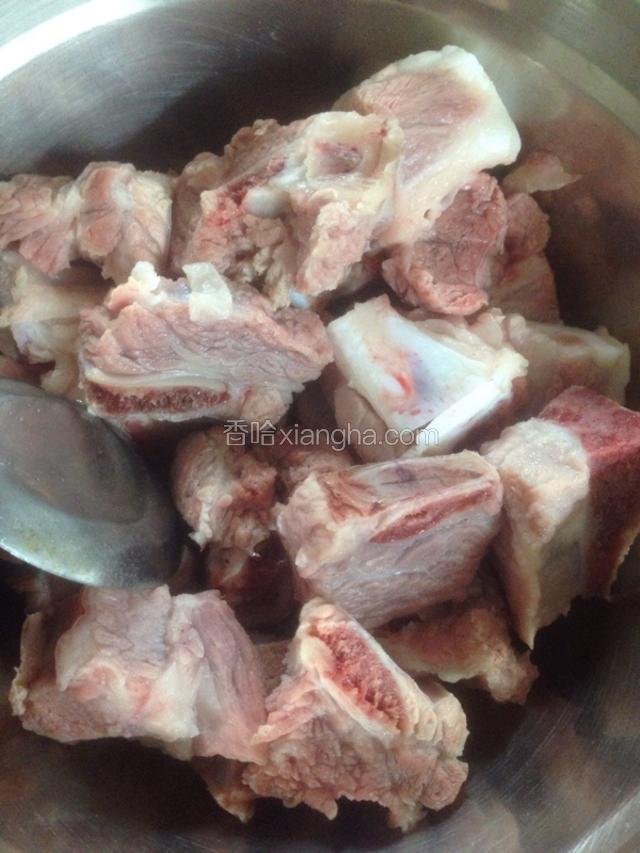 洗净，沥干水分备用。