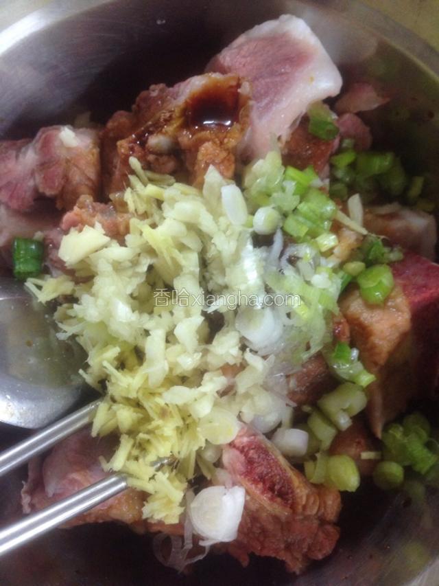 把，姜末，蒜末，葱末，米酒、生粉、一并加入排骨中。