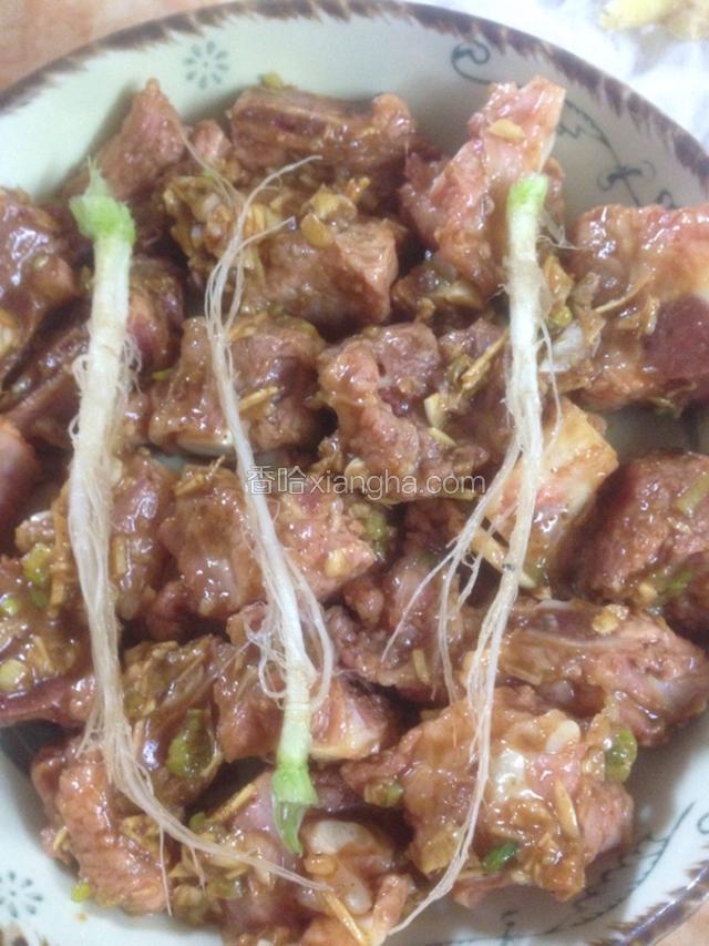 均匀地分布在盘子上，并放上香菜头。