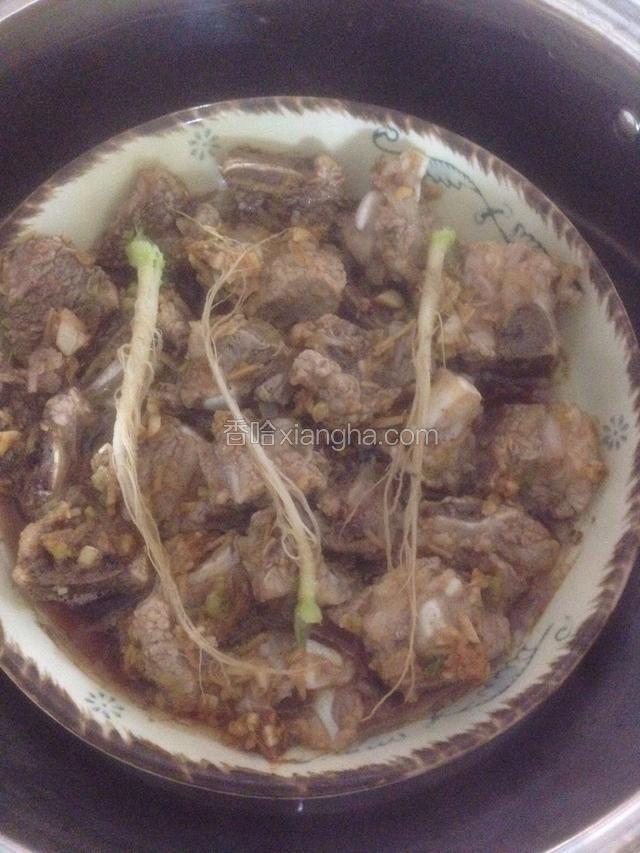 把蒸好的排骨上面的香菜头拿掉。放上香菜即可。