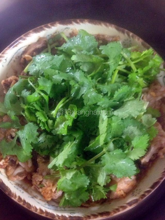 所有香菜一同放入。加盖虚蒸3分钟即可食用。