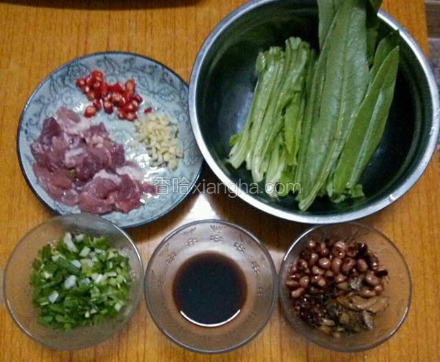 先把主要配料准备好,炒熟的花生,炒熟的酸菜准备好,
葱,蒜,辣椒,瘦肉切好,青菜洗好,把调料汁准备好