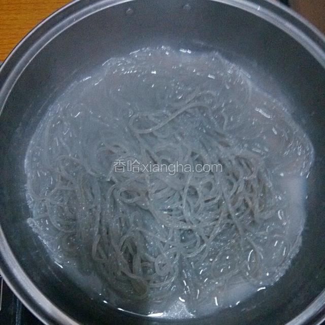 把水烧开煮至五分熟,用热水浸泡十五分钟