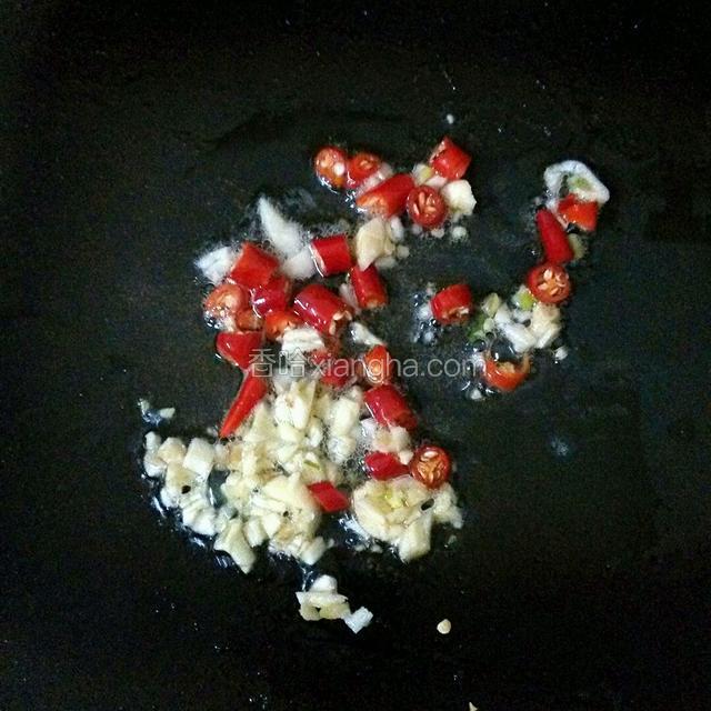 接下来准备配料,加少许油和盐把蒜和辣椒炒香