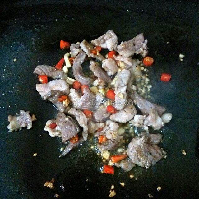 肉炒熟后起锅放一旁待用