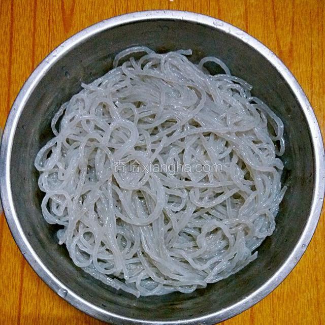 把泡好的粉过下凉水捞起