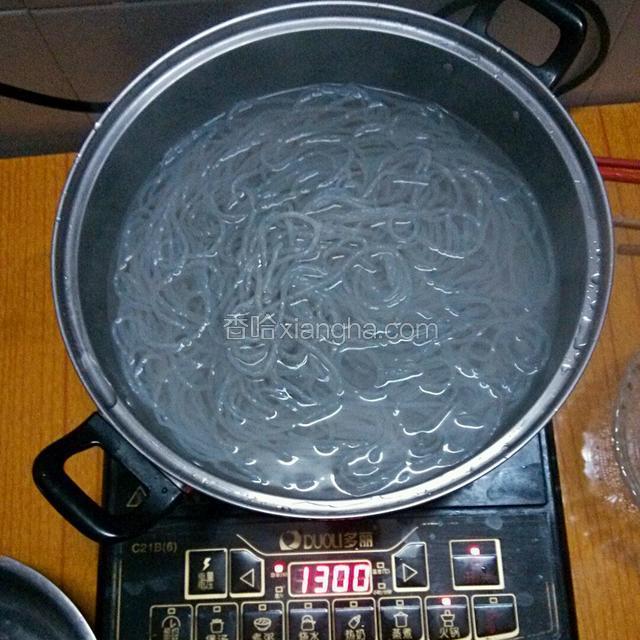 锅内加水，水开后把粉放进去加少许盐煮3到5的钟，刚好熟透就好