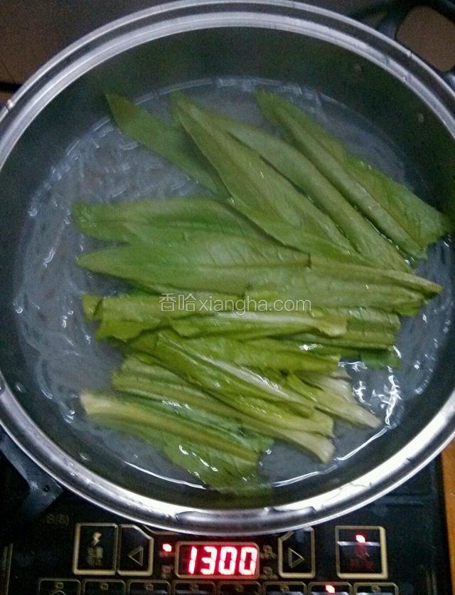 把油麦菜放进去烫一下