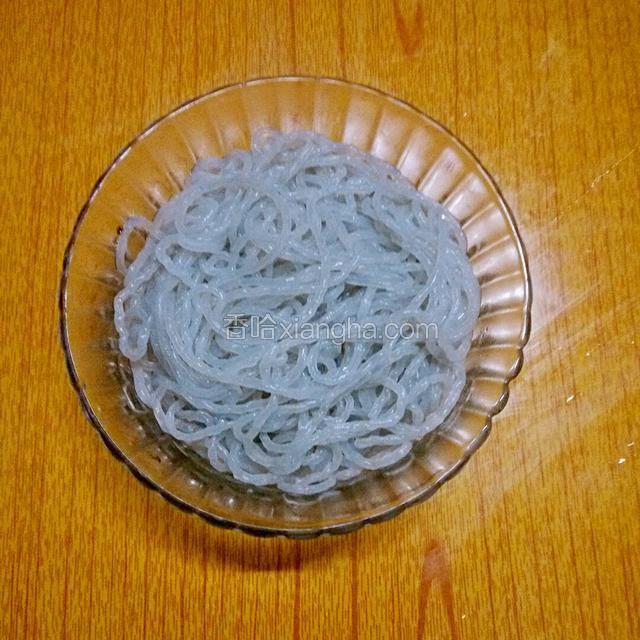 把粉捞出放入碗中