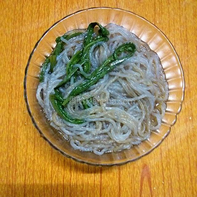 加入煮粉的汤水搅拌一下