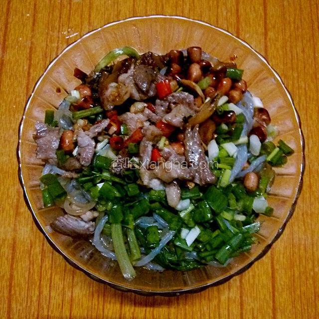 然后将酸菜，花生米，瘦肉，葱花一一加入粉中，美味酸辣粉就做好了，吃时搅拌几下就好