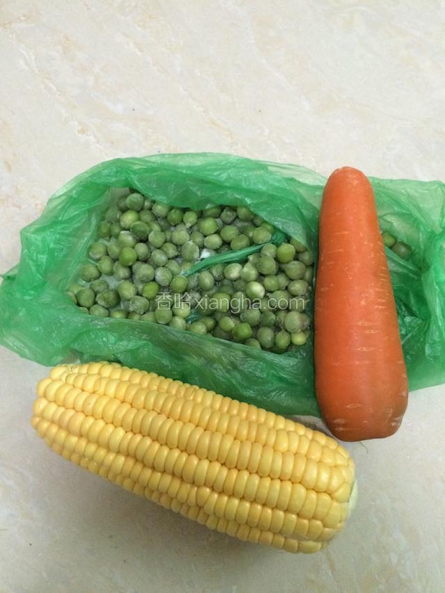 准备好所有食材，冼净，胡萝卜去皮。