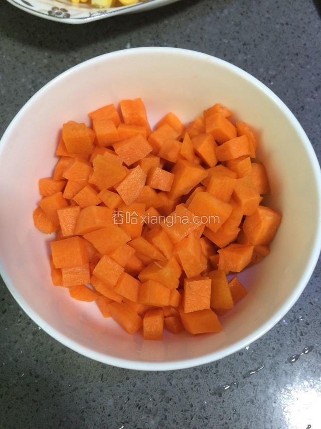 胡萝卜去皮切成豌豆大小的丁。