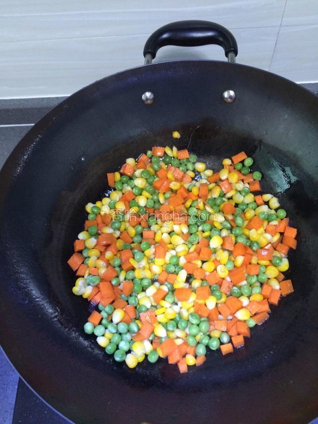 锅中加入适量油烧热，将所有蔬菜倒入锅中开始翻炒均匀，