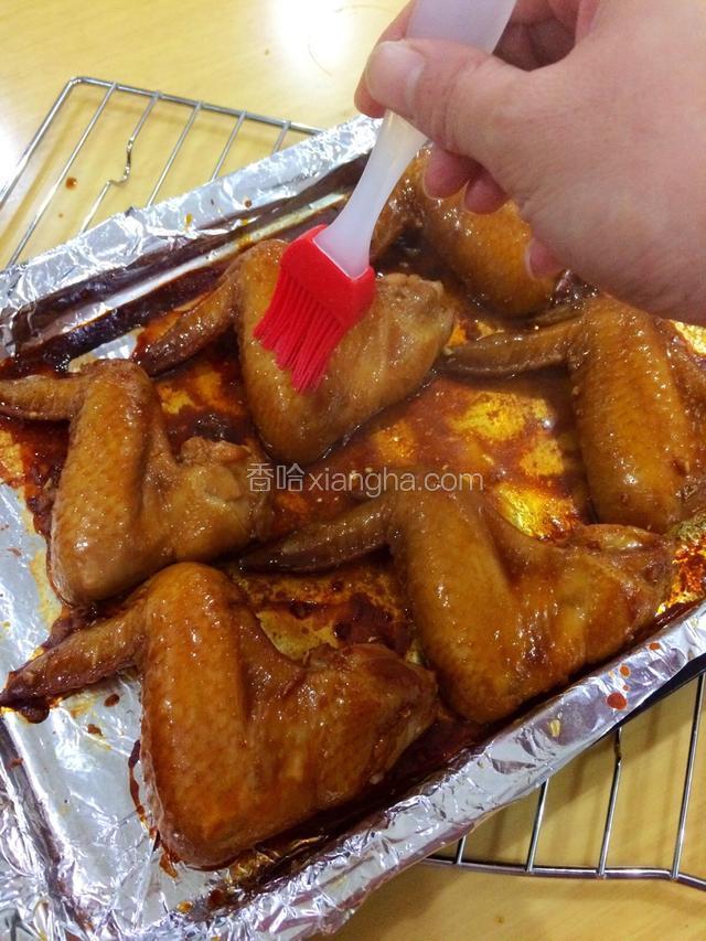 烤十五分钟左右时拿出来，在表面刷上一层蜂蜜。再送回烤箱继续烤。