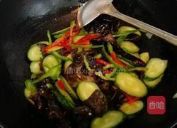 木耳炒黄瓜的做法图解5