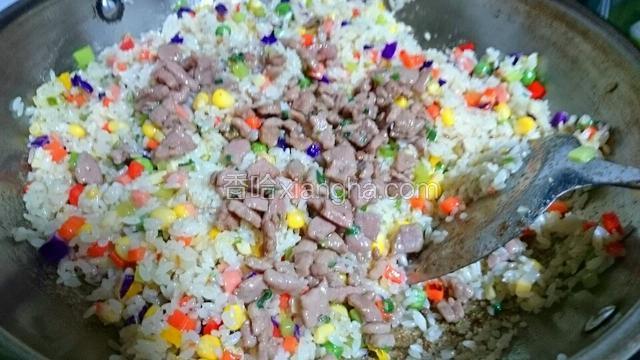 蔬菜丁炒到三四成熟是倒入凉米饭。大火小炒一会儿，调成小火，把饭和菜炒匀。这时将牛肉粒倒进去，开大火继续翻炒。再将所有的调味料放进去翻炒一会就ok啦！调料的顺序是先放五香粉，花椒粉，炒一会放盐，最后临出锅时放鸡精。