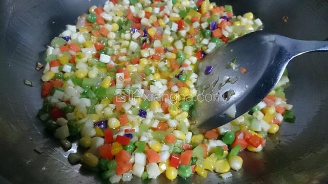 在干净的炒锅内放入足量的橄榄油，待油温热时，放入葱姜沫煸炒出香味后将切好的蔬菜丁倒入锅内翻炒。

（以上蔬菜入锅是有顺序的，依次是茭白，口磨，玉米，广胡，青笋，各种椒类，临出锅前再入紫甘蓝。因为它们的易熟度不同，为保证口感必须分次入锅。）