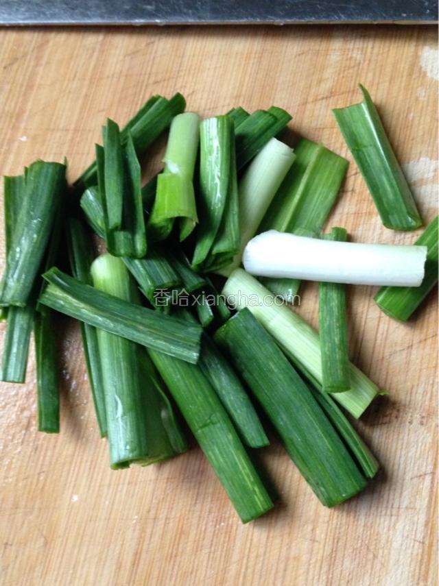 青蒜洗净，切断，备用。