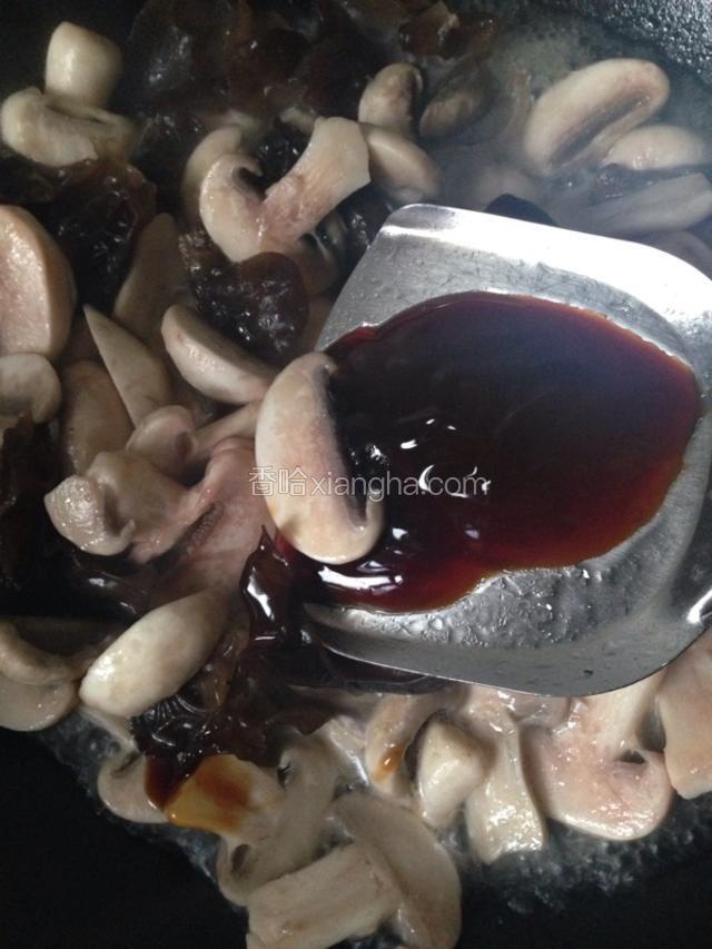 加入蚝油一起快速翻炒几下。