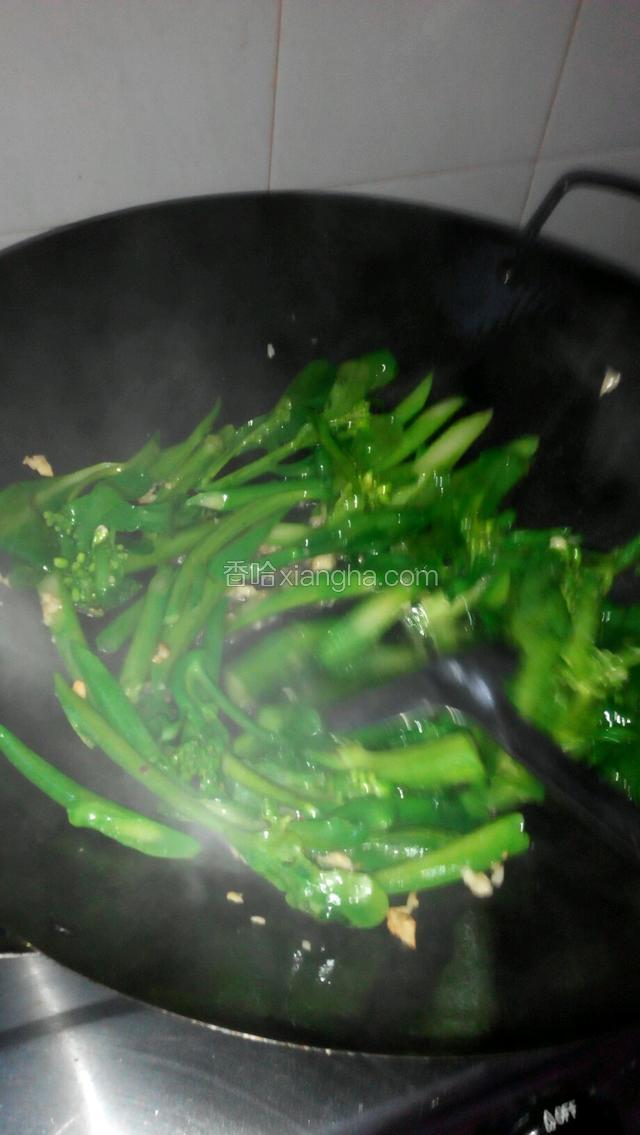 锅里起油（火要大我家炒菜喜欢用猪油炒，）下姜和蒜头一下，芥蓝根先下，炒几下再下叶