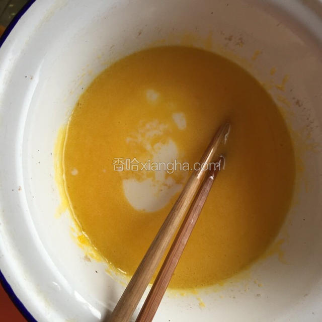 再把牛奶加入蛋黄里！搅拌！