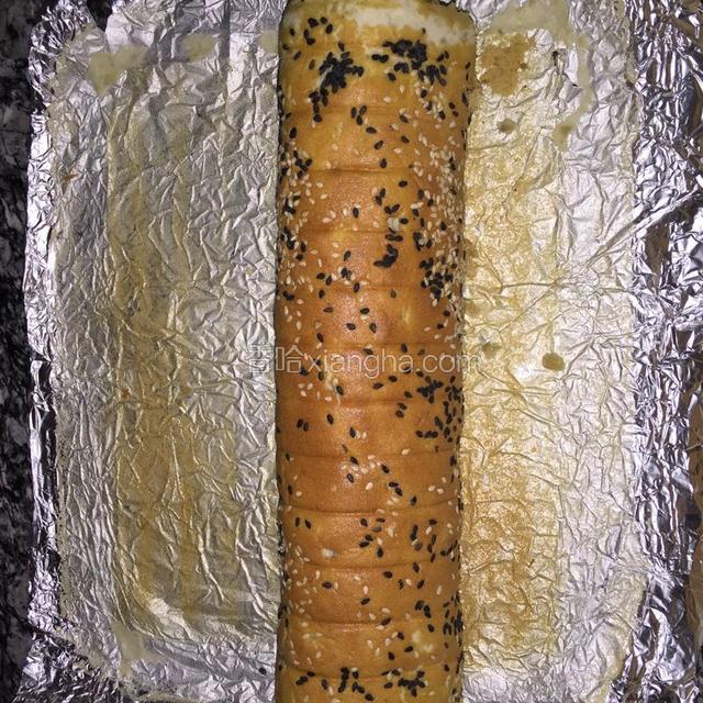 把蛋糕卷从冰箱里拿出来，看，不裂叻吧！