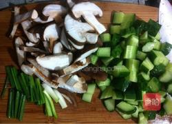 玉米炒香菇黄瓜的做法图解3