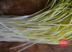 韭黄炒肉片的做法图解1