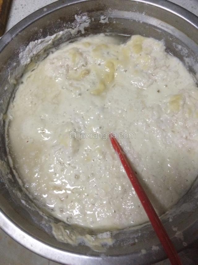 等酒糟发起来，里面有好多洞洞就发好了