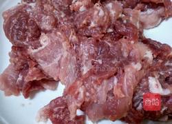 辣椒炒肉的做法图解1