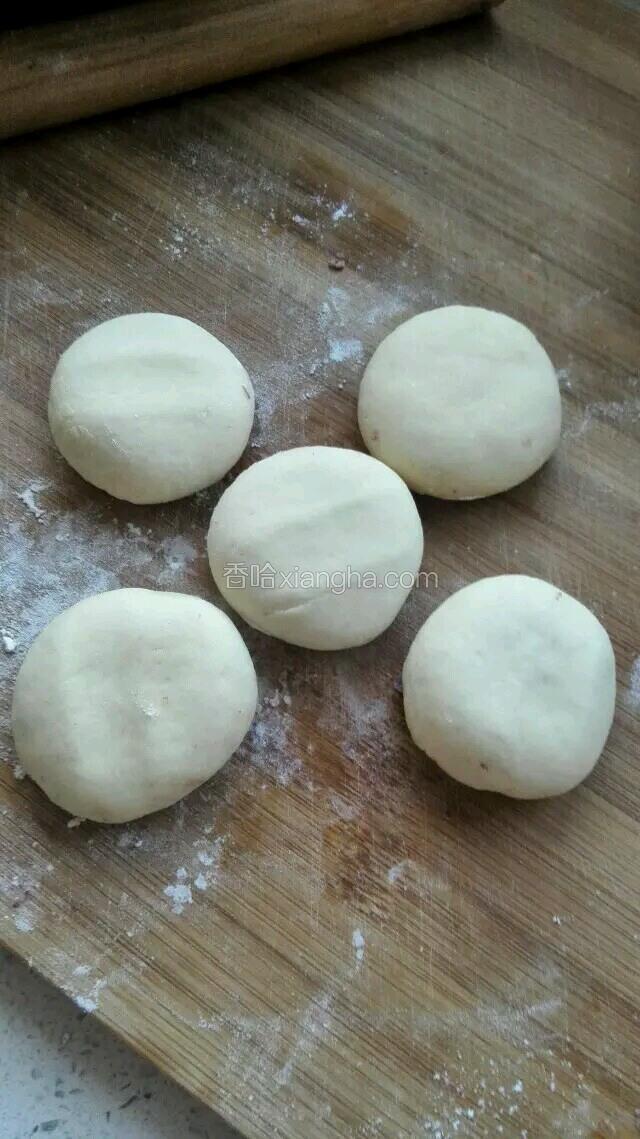 切成均匀大小的剂子，按扁。