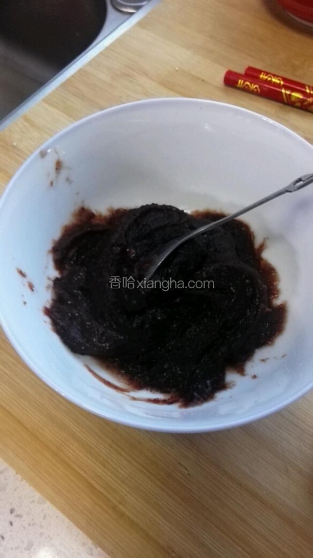 豆沙馅用勺子搅拌均匀，备用