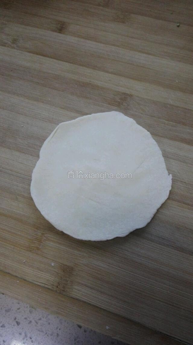 擀成稍微薄点的面皮。