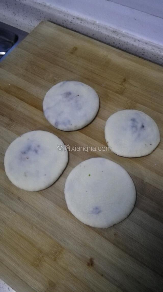 收口朝下，光面朝上。