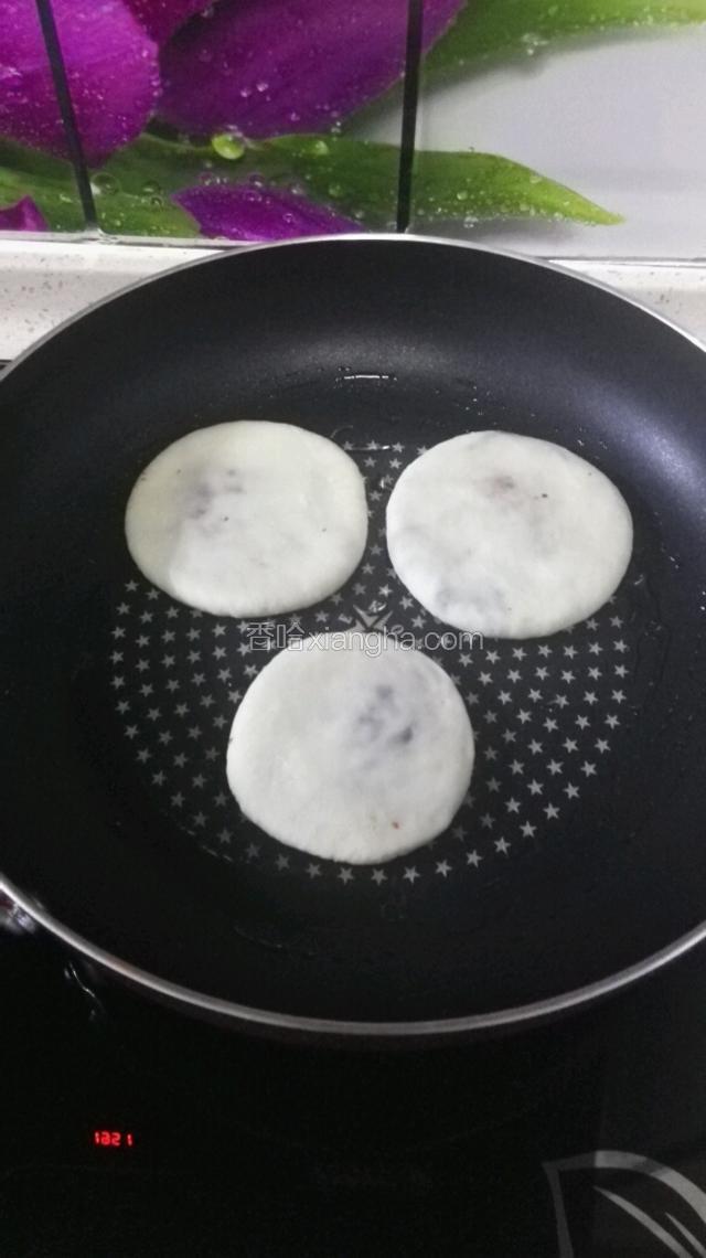 平底锅烧热，倒少许油，开始中小火慢慢煎饼。两边煎到金黄就可以出锅了。