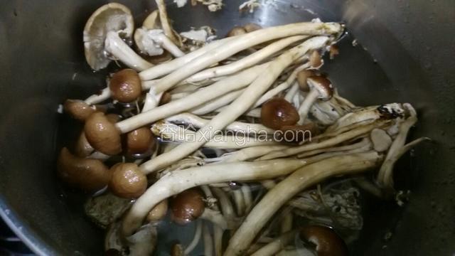 茶树菇先泡上十分钟再洗净备用